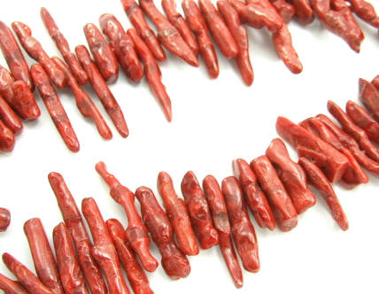 Design 5726: Red sponge coral chips beads