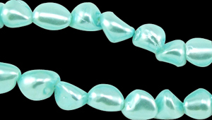 Design 5805: Blue mother-of-pearl chips, nuggets beads