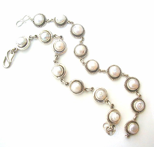Design 526: white pearl bracelets