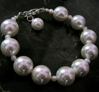 Design 8377: white pearl chunky bracelets