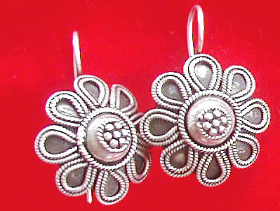 Design 1185: white silver flower earrings
