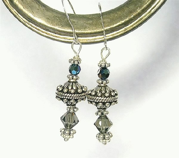 Design 5611: blue, grey crystal earrings