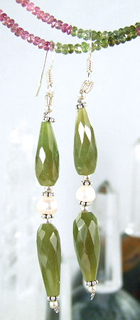 Design 6012: green,white peridot drop earrings