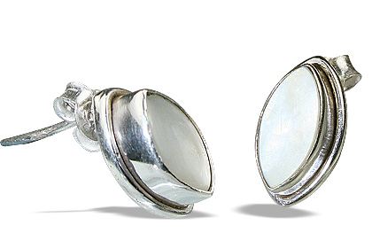 Design 692: white pearl post earrings