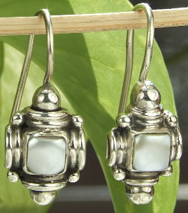 Design 7168: white mother-of-pearl earrings
