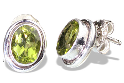 Design 850: green peridot studs earrings