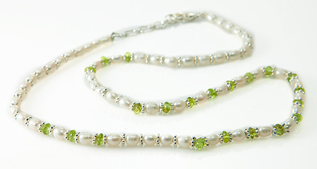 Design 6970: green, white pearl necklaces