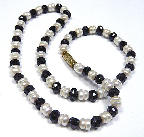 Design 7457: White, Maroon pearl necklaces
