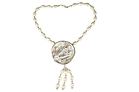 Design 9013: White pearl necklaces