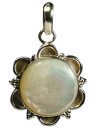 Design 1075: white mother-of-pearl pendants