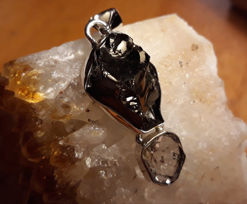 Design 22139: black,clear shungite pendants