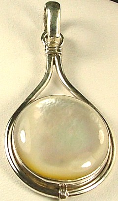Design 724: white mother-of-pearl pendants
