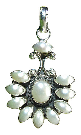 Design 7326: white mother-of-pearl flower pendants