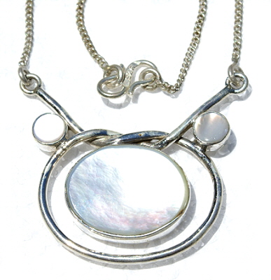 Design 11773: white mother-of-pearl necklaces